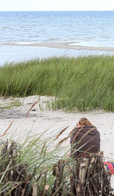 Ausspannen am Strand Mädchen in den Dünen